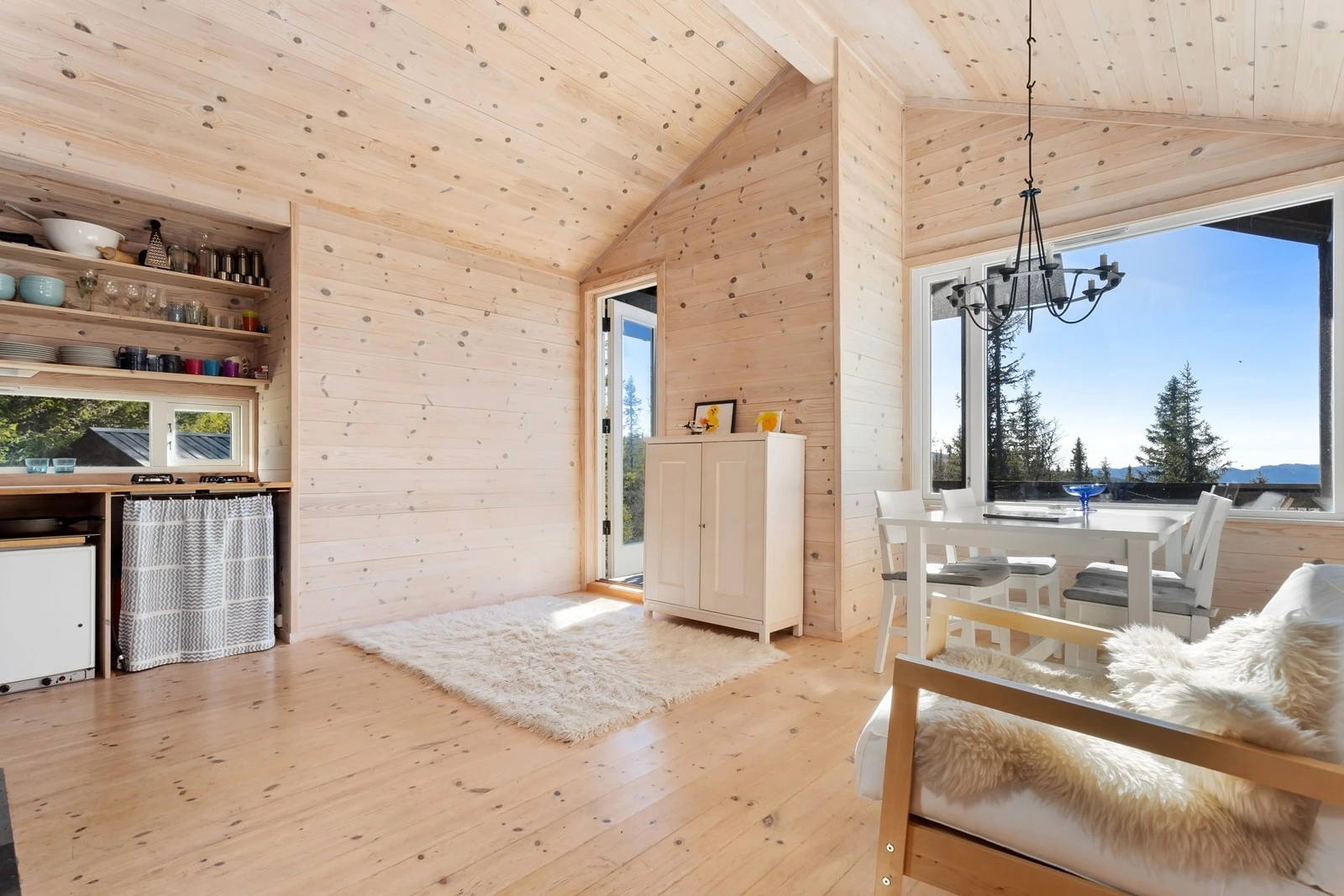 Den gode takhøyden gir god romfølelse og de store vinduene slipper inn rikelig med naturlig lys. Galleribilde