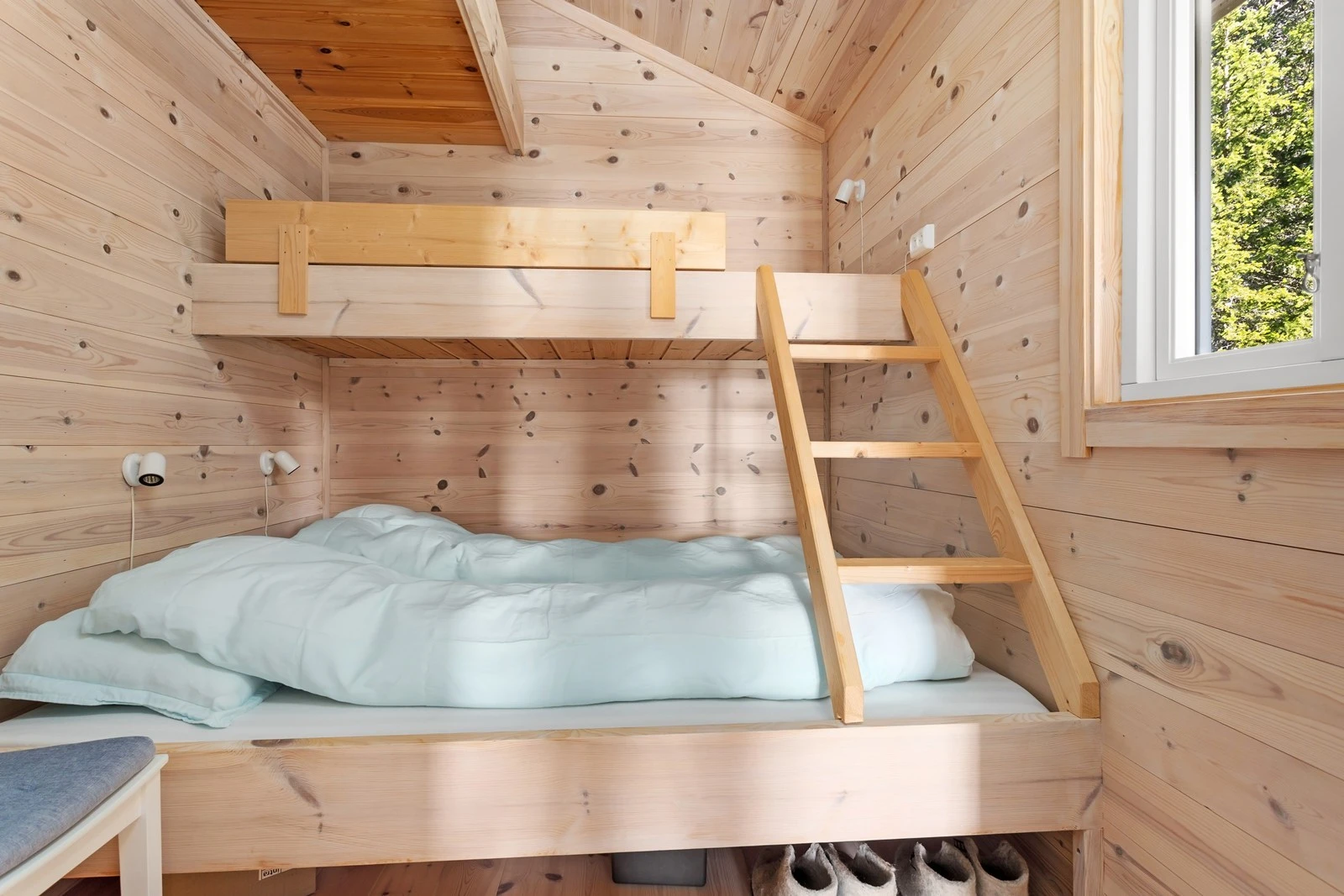 Hytta har to koselige soverom, begge innredet med praktiske køyesenger som gir plass til fire sengeplasser i hvert rom. Galleribilde