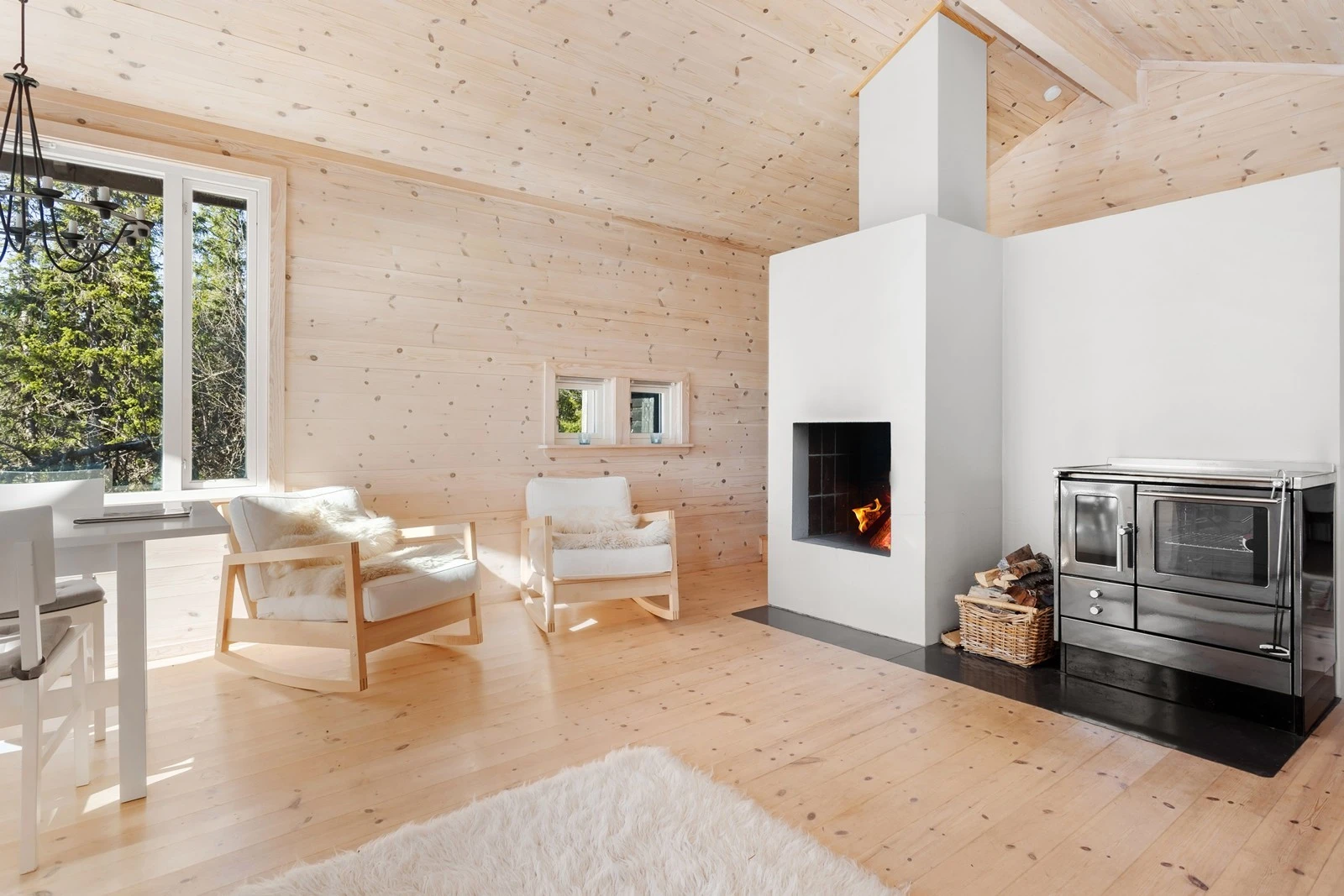 Stua er et romslig og luftig oppholdsrom med åpen løsning mot kjøkkenet. Galleribilde