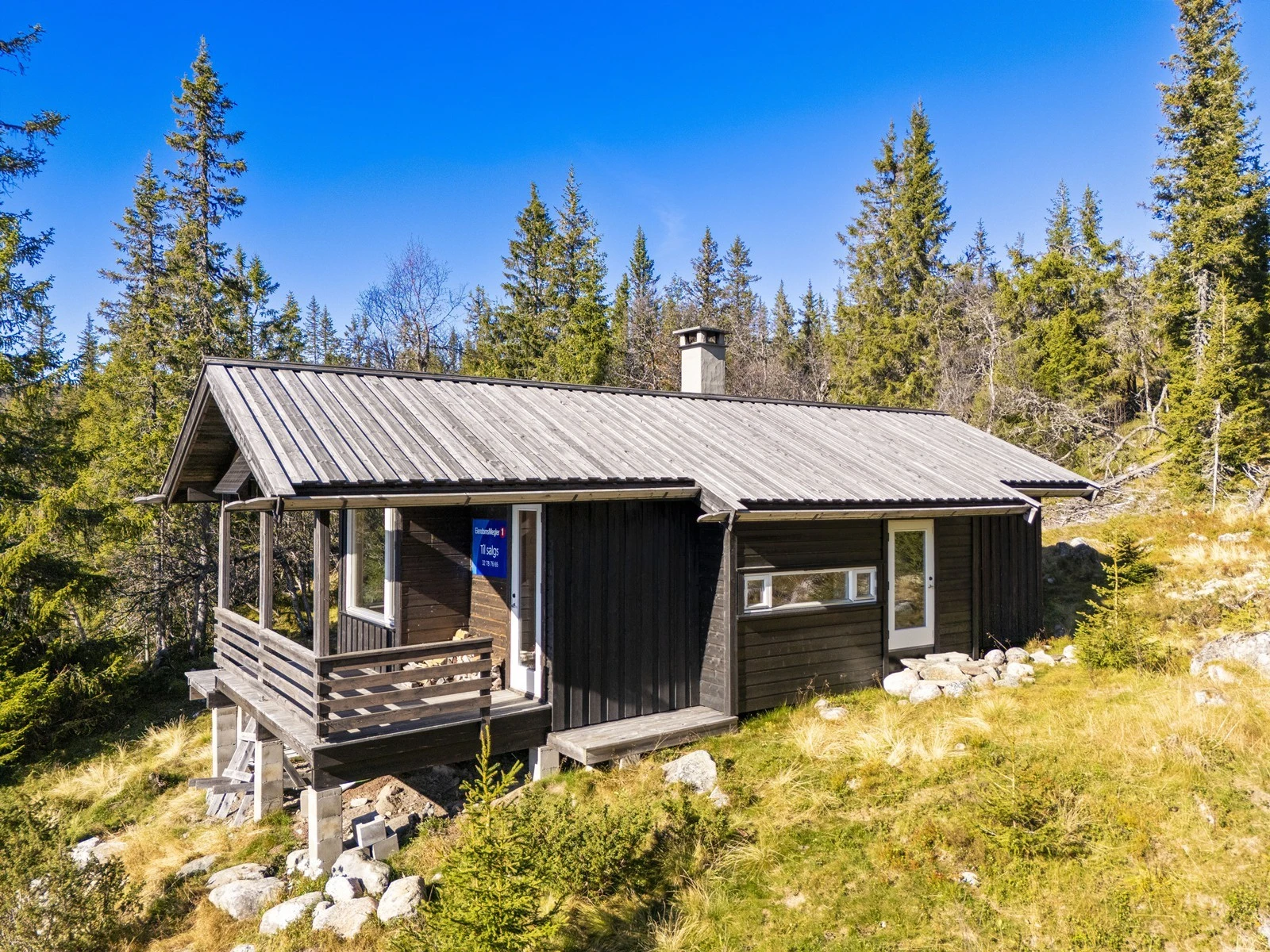 Hytta ble oppført i 2009 og ligger i et idyllisk naturområde omgitt av skog og åser. Galleribilde