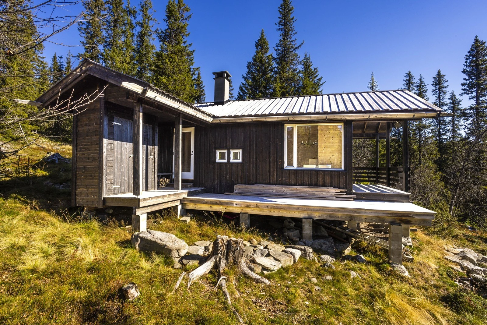 På terrassen er det plass til flere soner og deler er overbygget. Galleribilde