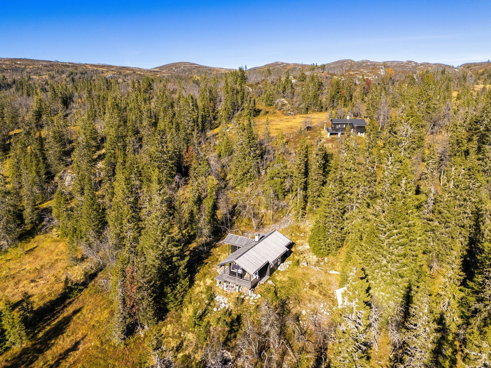 Hytta kan by på blant annet flott utsikt, solcelleanlegg og 8 sengeplasser . Galleribilde