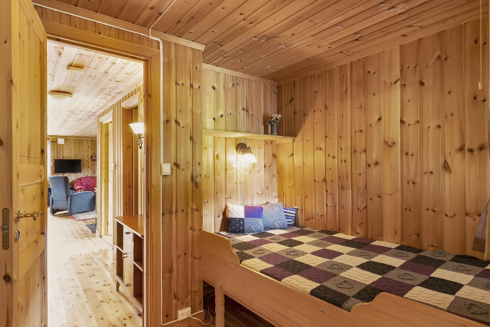 I gangen er det plassbygget en ekstra seng Galleribilde