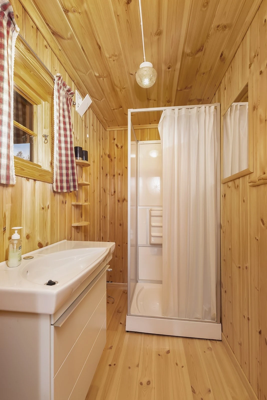 Bad. Dusj med vannbeholder og fotpumpe. Galleribilde