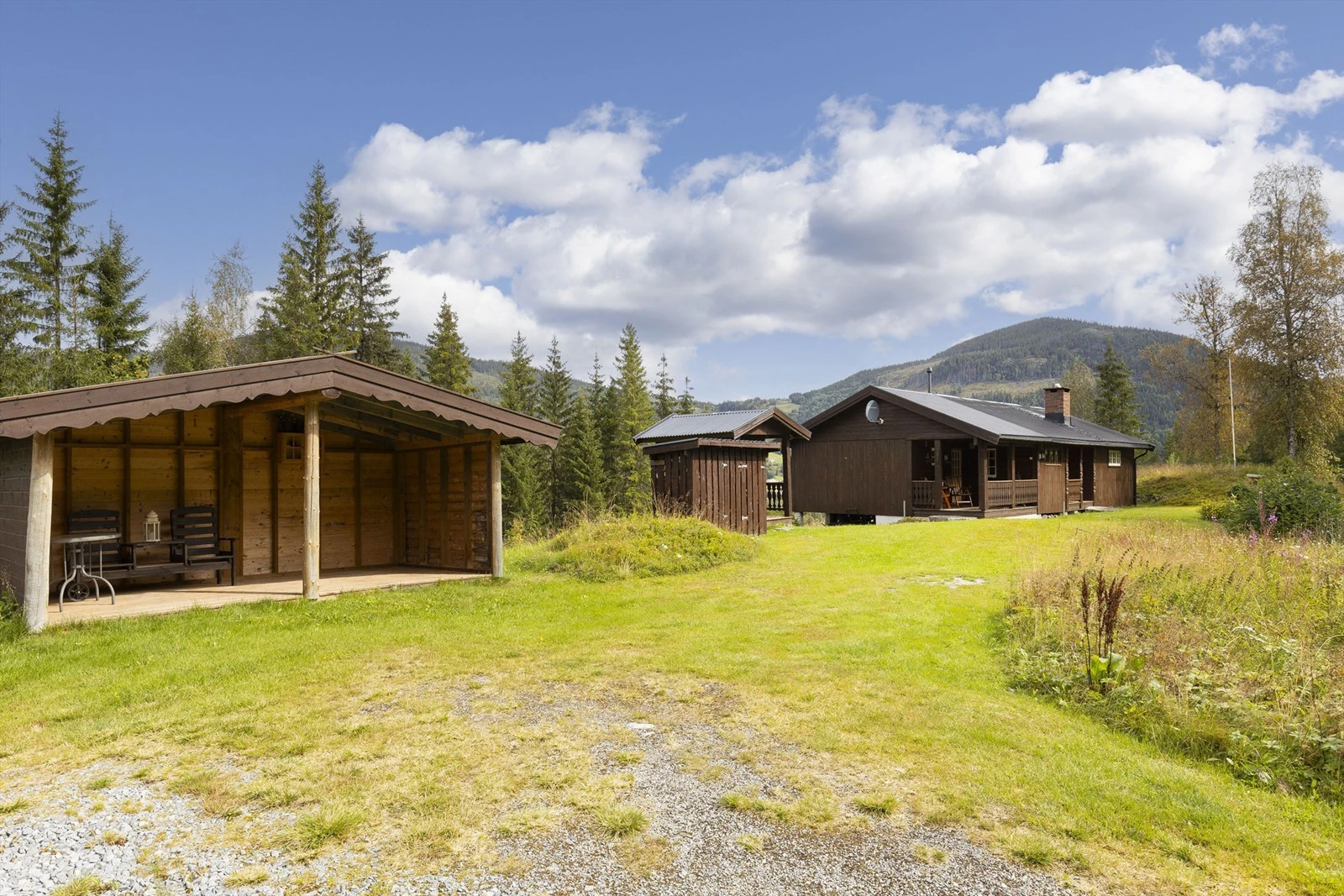 Takoverbygget uteplass er delt med nabo, men ikke byggesøkt eller godkjent hos kommunen Galleribilde