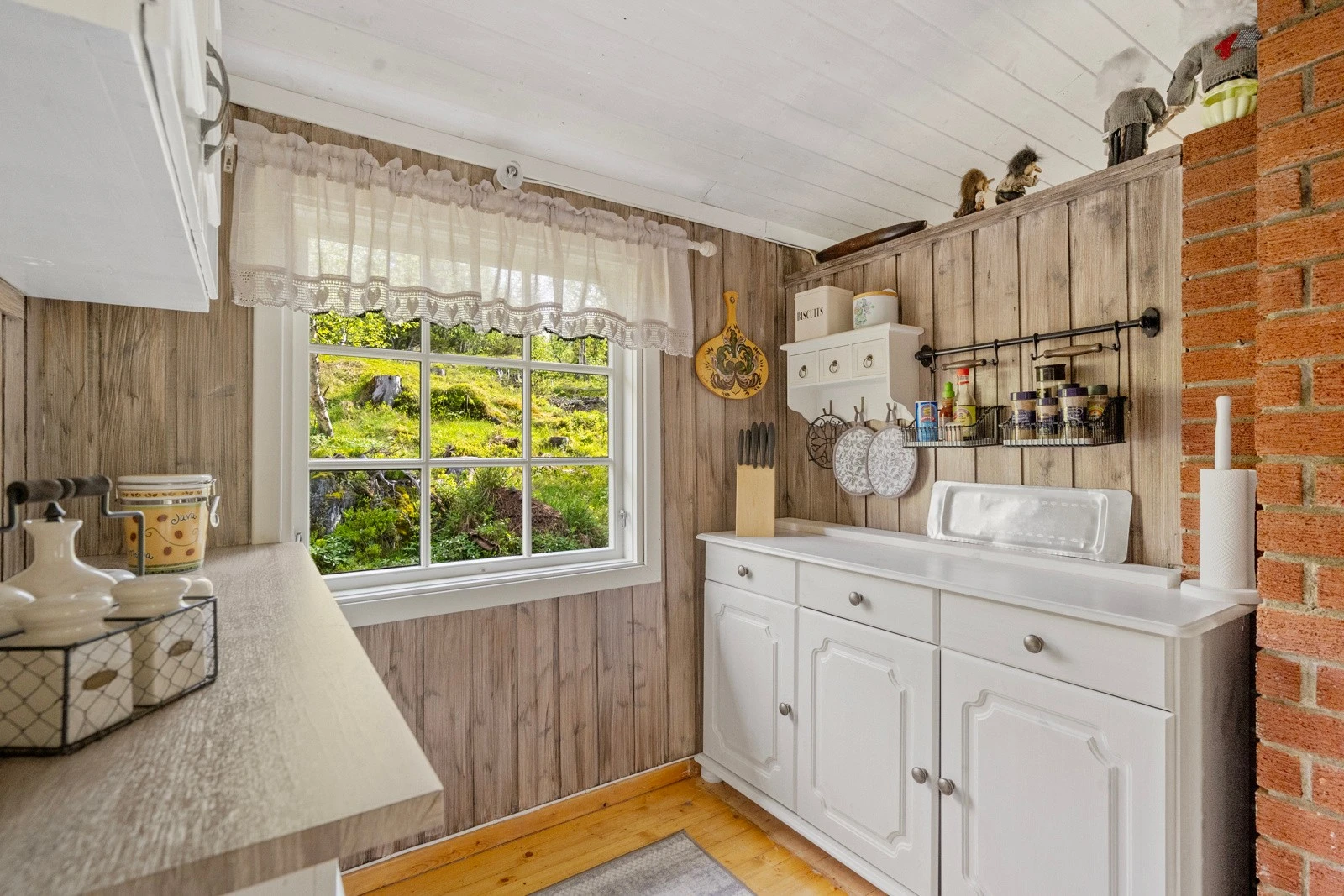 Hytta selges møblert, alt i hytte og uthus medfølger, foruten 2 kurvstoler og private eiendeler Galleribilde