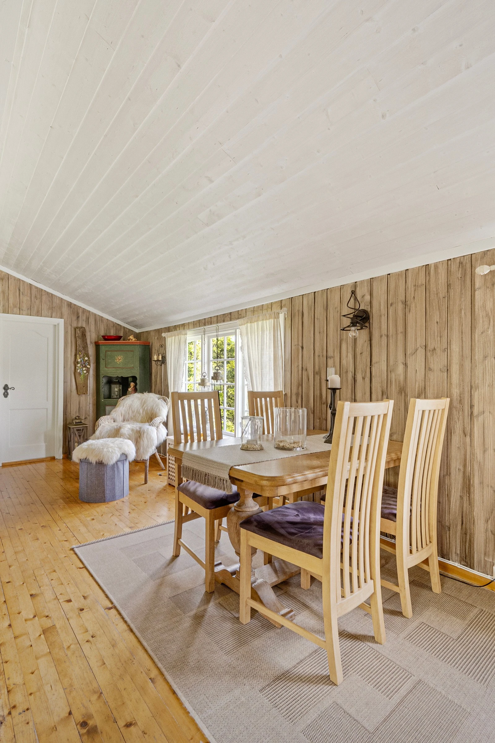 Rommet har tregulv og det er panel på vegger og malt panel i tak Galleribilde