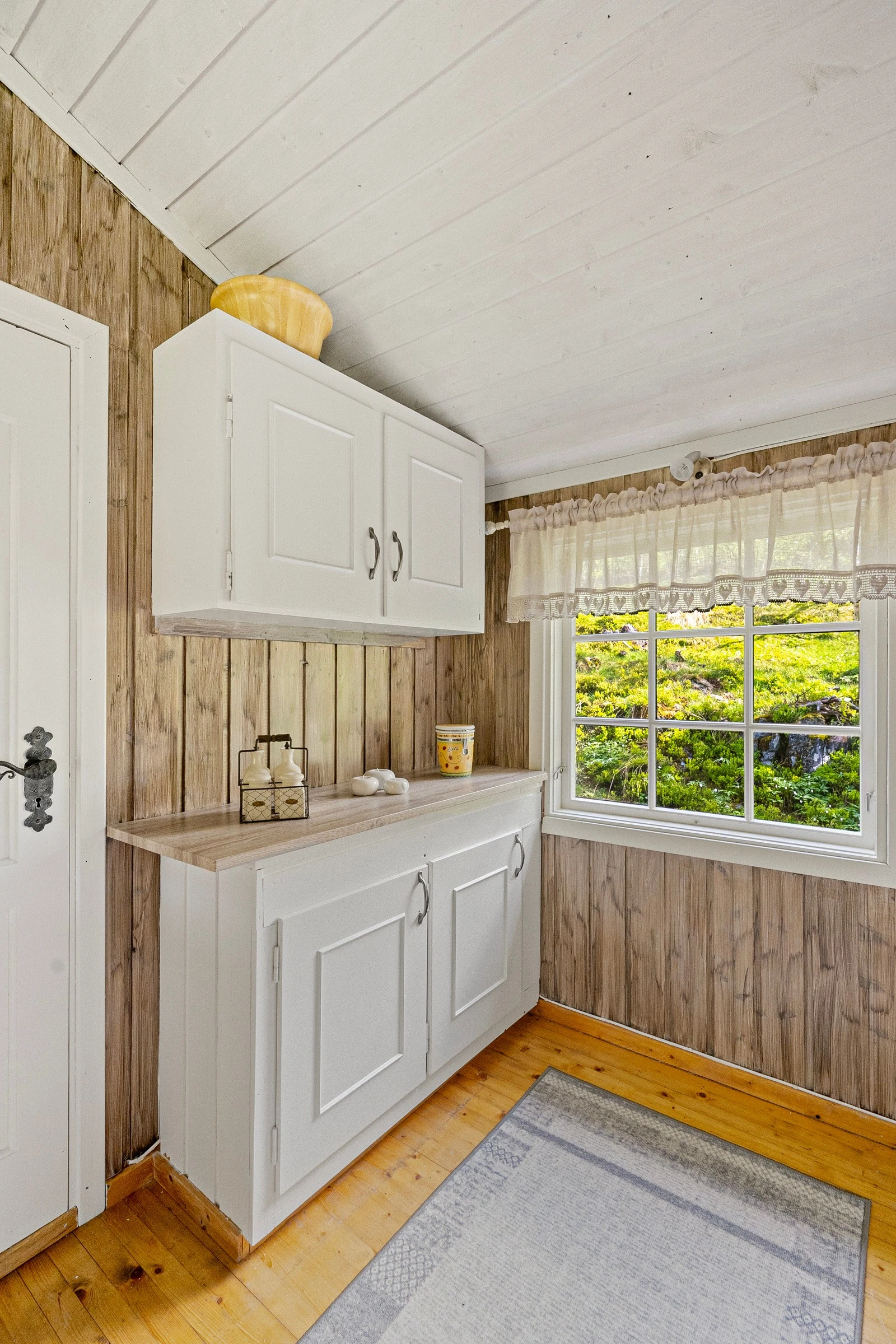 Lys og pen kjøkkeninnredning med profilerte fronter Galleribilde