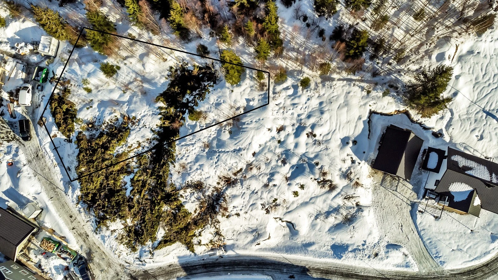 Tomten har en grunnflate på ca. 939 kvm og BYA på 30%. Tomtegrensene er tegnet opp digitalt og avvik vil forekomme. Galleribilde