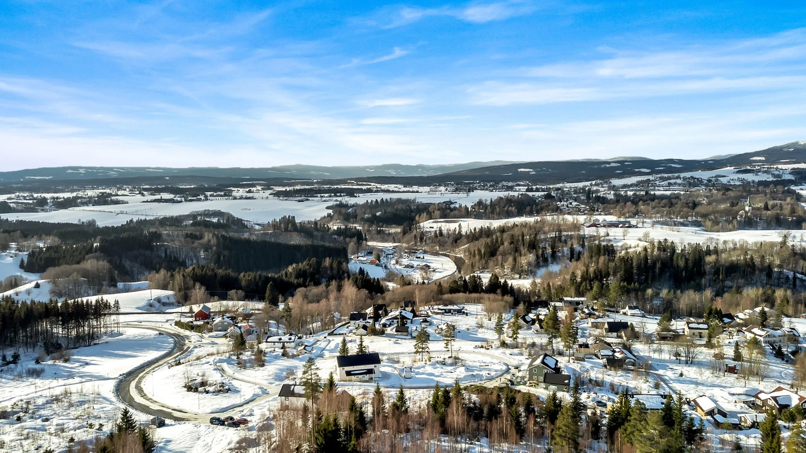 Tomten vender mot sydvest og med sin plassering i feltet byr den på gode solforhold. Galleribilde