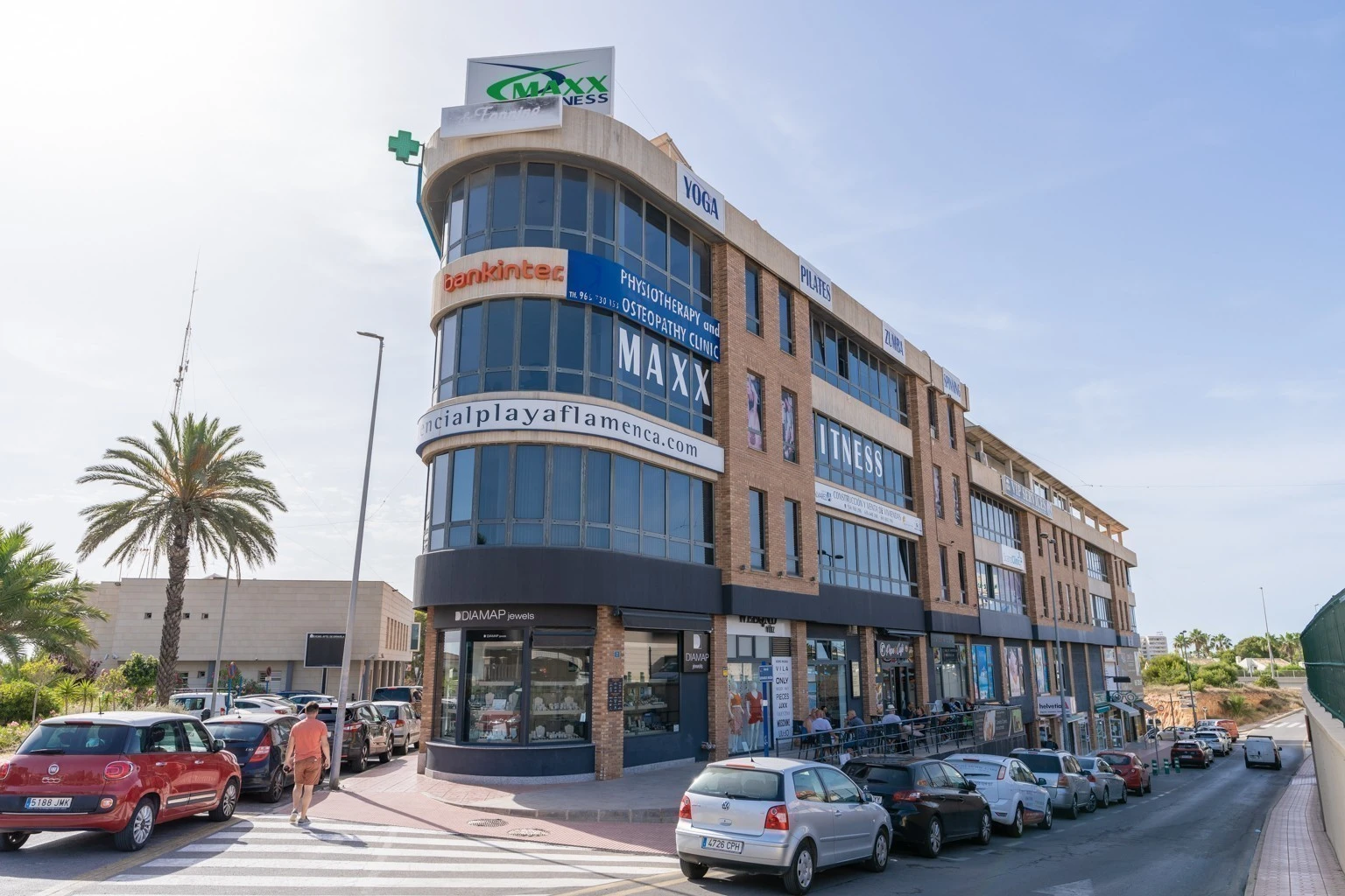 Gym og politistasjon rett ved anlegget. Galleribilde