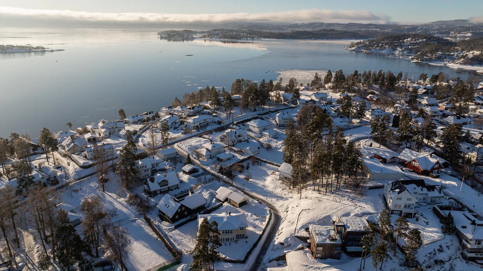 Fra tomten er det fin fjordutsikt mot sør og bebyggelse mot vest er lav Galleribilde