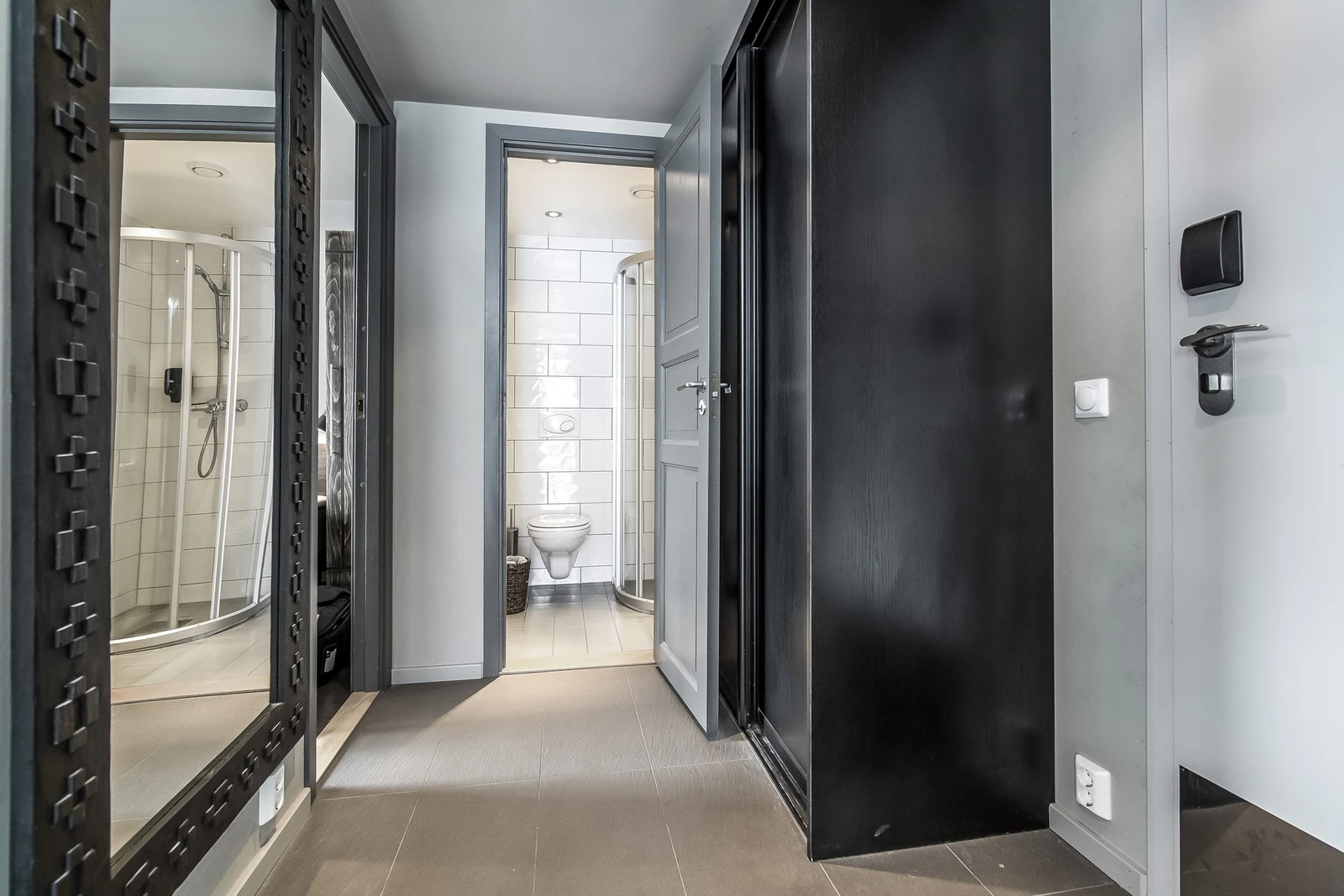 Entré med adkomst til alle rom i leiligheten. Skyvedørsgarde med plass til sko og ytterklær. Galleribilde