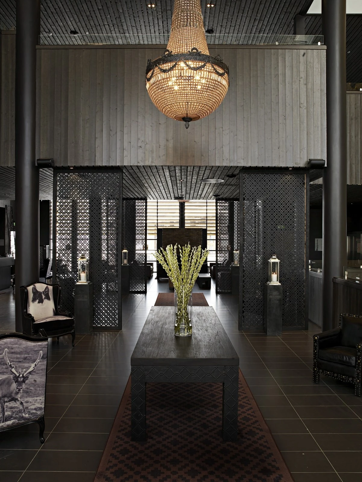 Hotellets resepsjonsområde med mange sosiale soner. Galleribilde