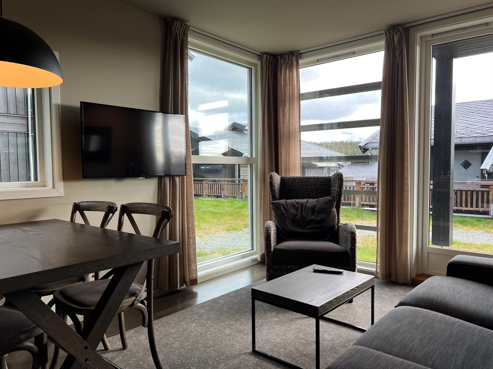 Flott, lys hjørnestue med store vindusarealer. Leiligheten er ferdig rigget med møbler og utstyr for en god og komfortabel ferieopplevelse. Kort vei til stor, privat lagringsbod. Galleribilde