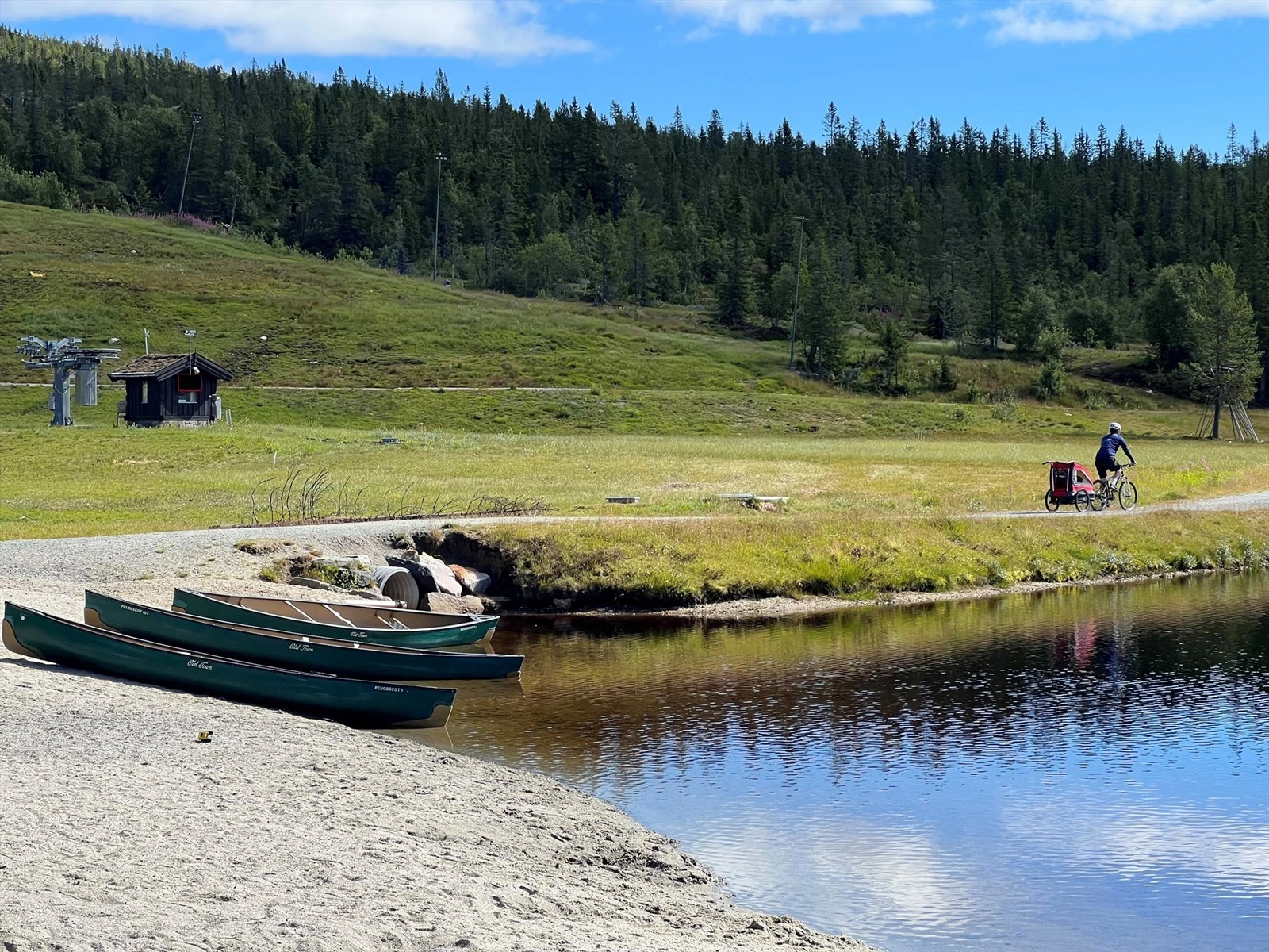 Områdebilde med kanoutleie på resorten. Galleribilde