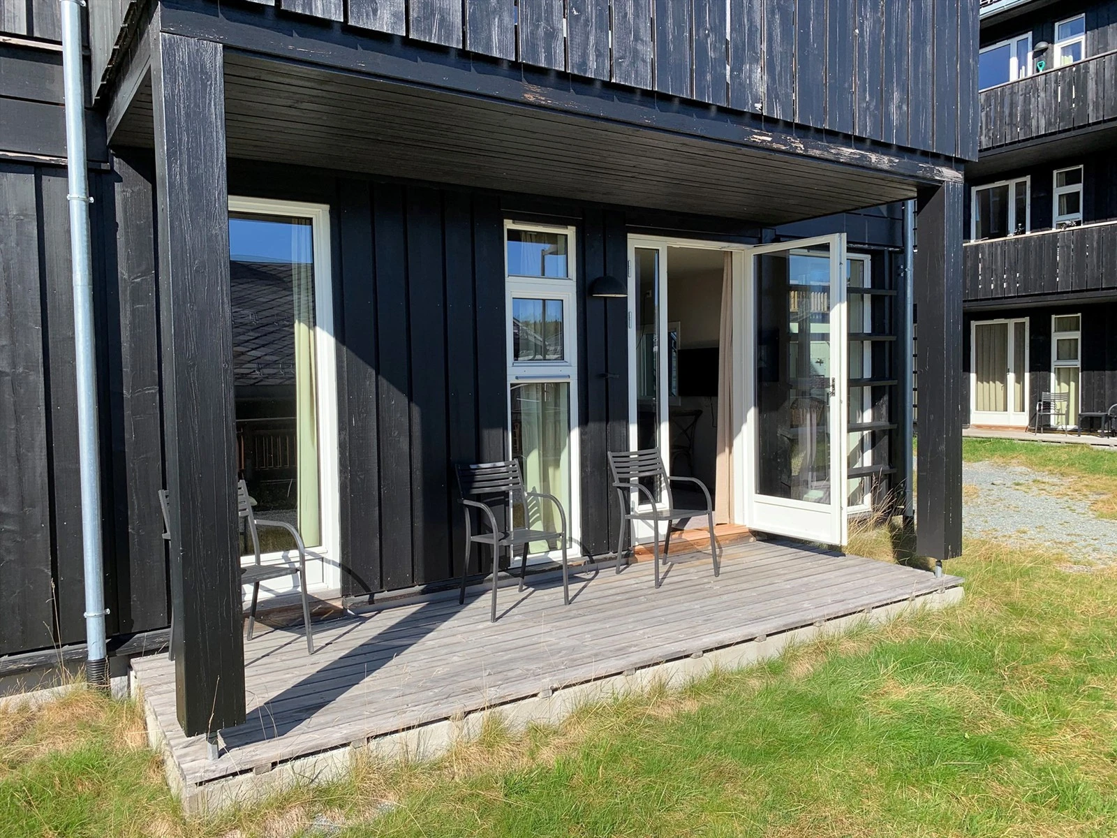 Solrik terrasse på 6,5 kvm. med fin plensone rundt. Meget familievennlig. Galleribilde