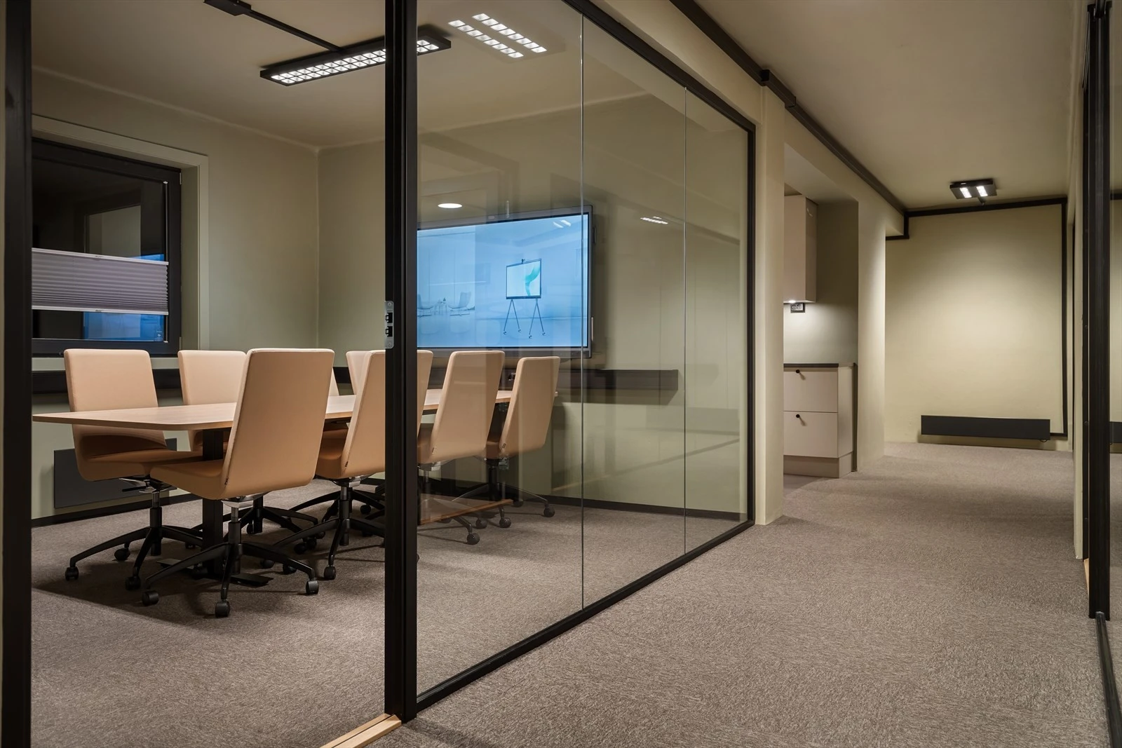 Gang/felles, teppegulv overalt Galleribilde