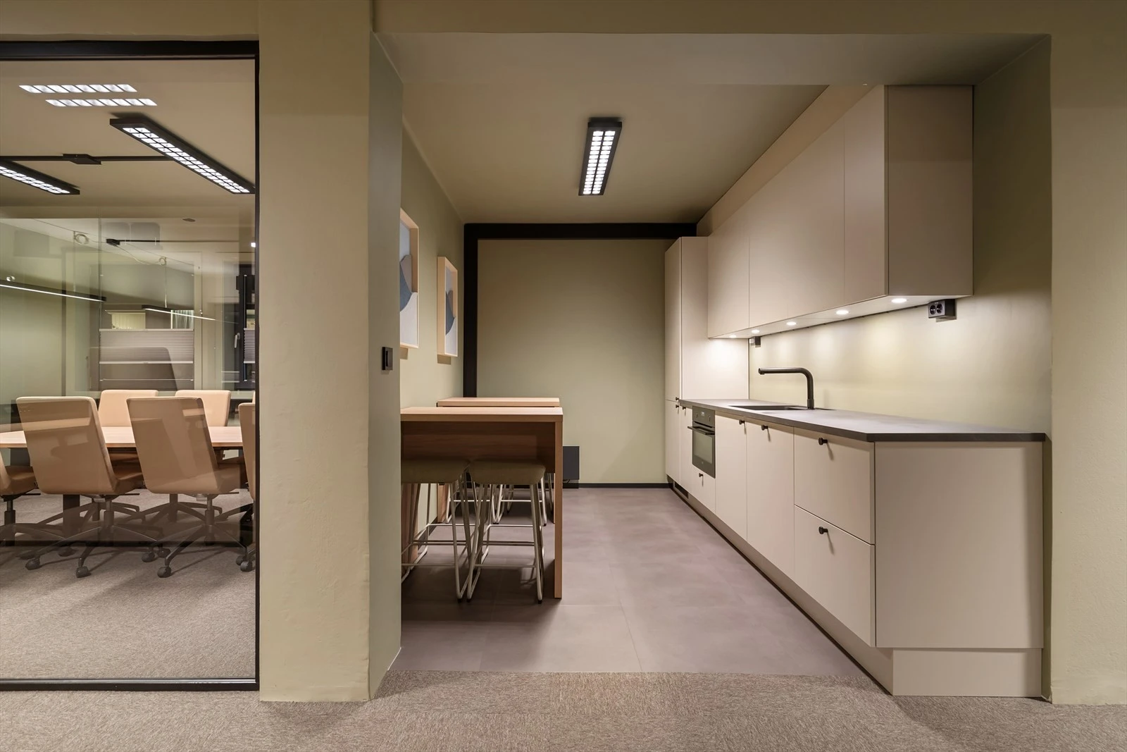 Flott kjøkken og pauserom Galleribilde