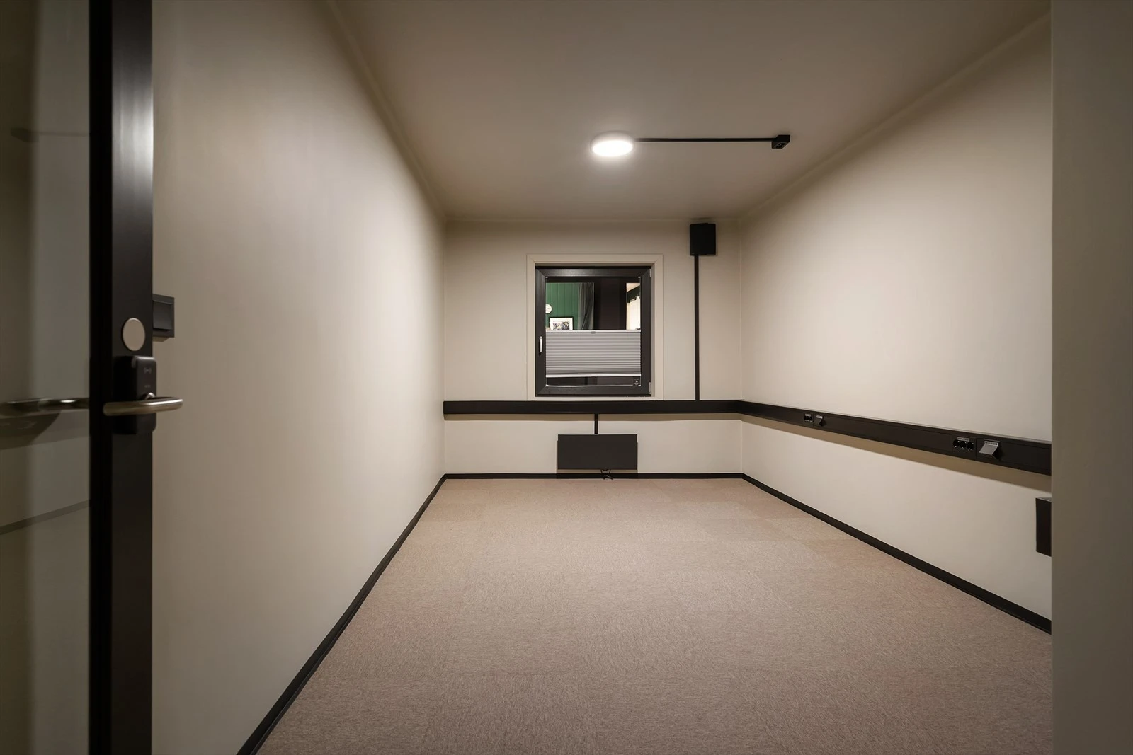 Flott enkeltkontor mot bakgården Galleribilde