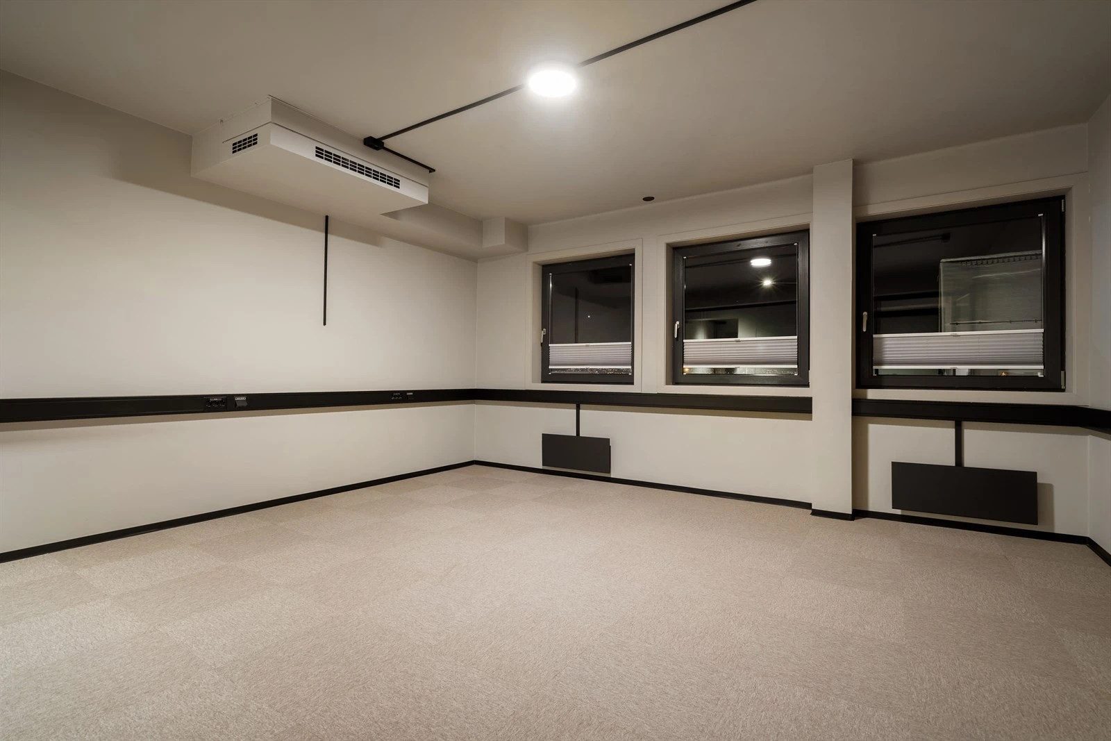 Stort kontor med flott utsikt mot brua Galleribilde