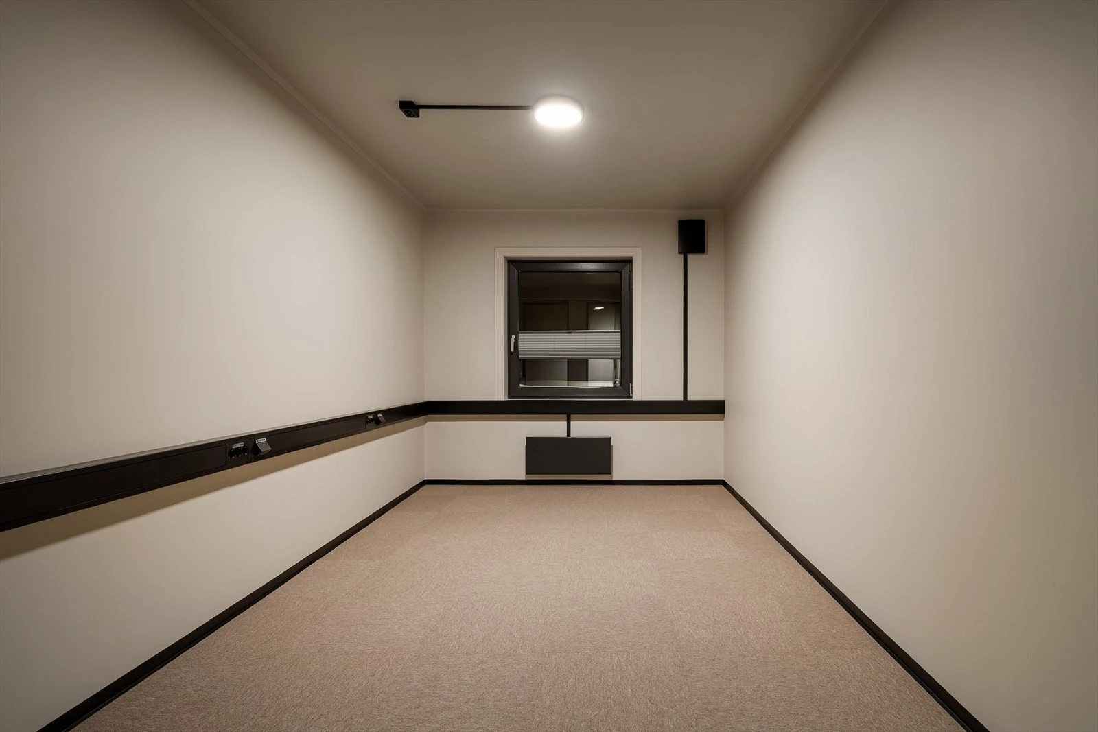 Enkeltkontor vendt mot bakgård Galleribilde