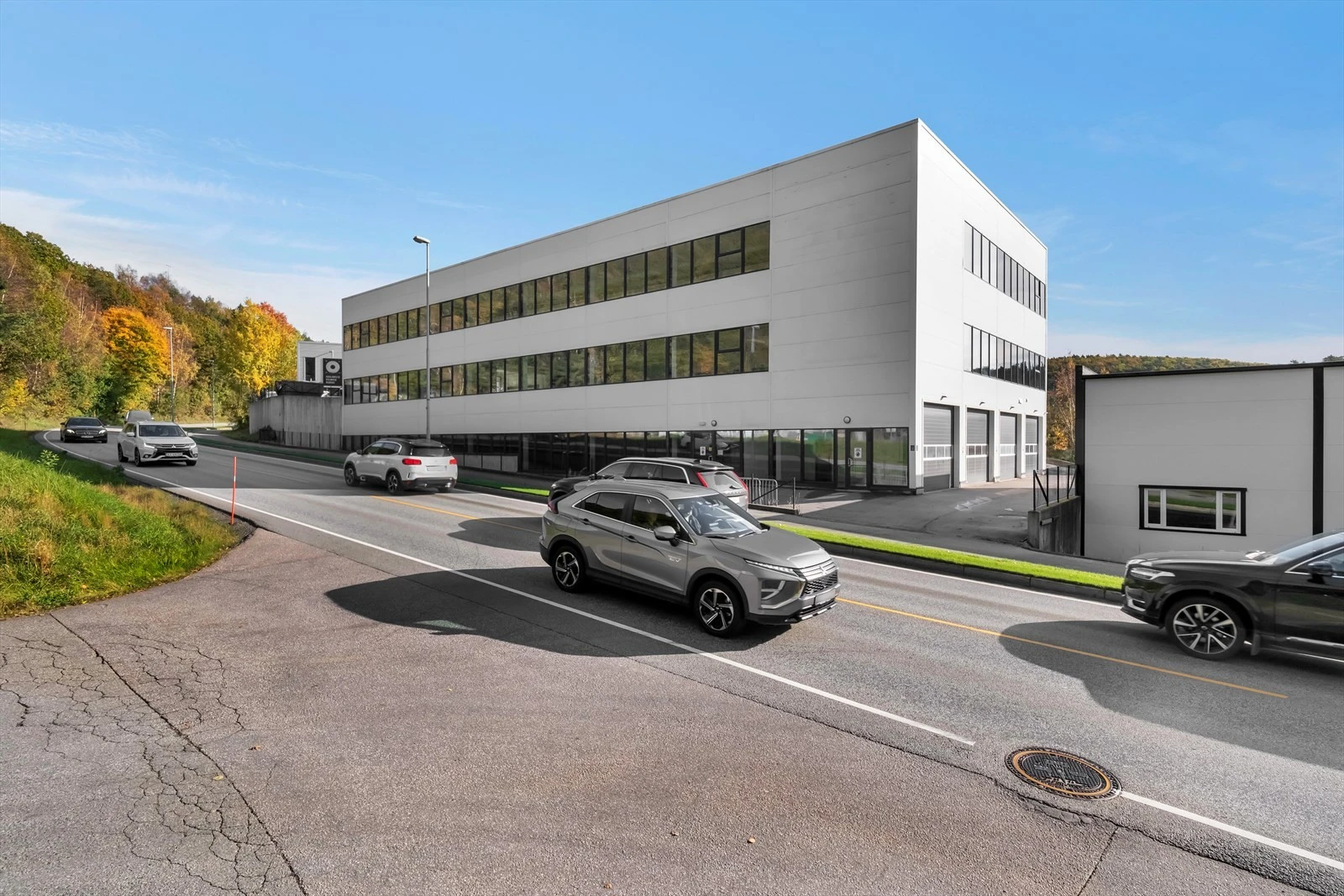 Trafikkert vei, bygget har meget god eksponering Galleribilde