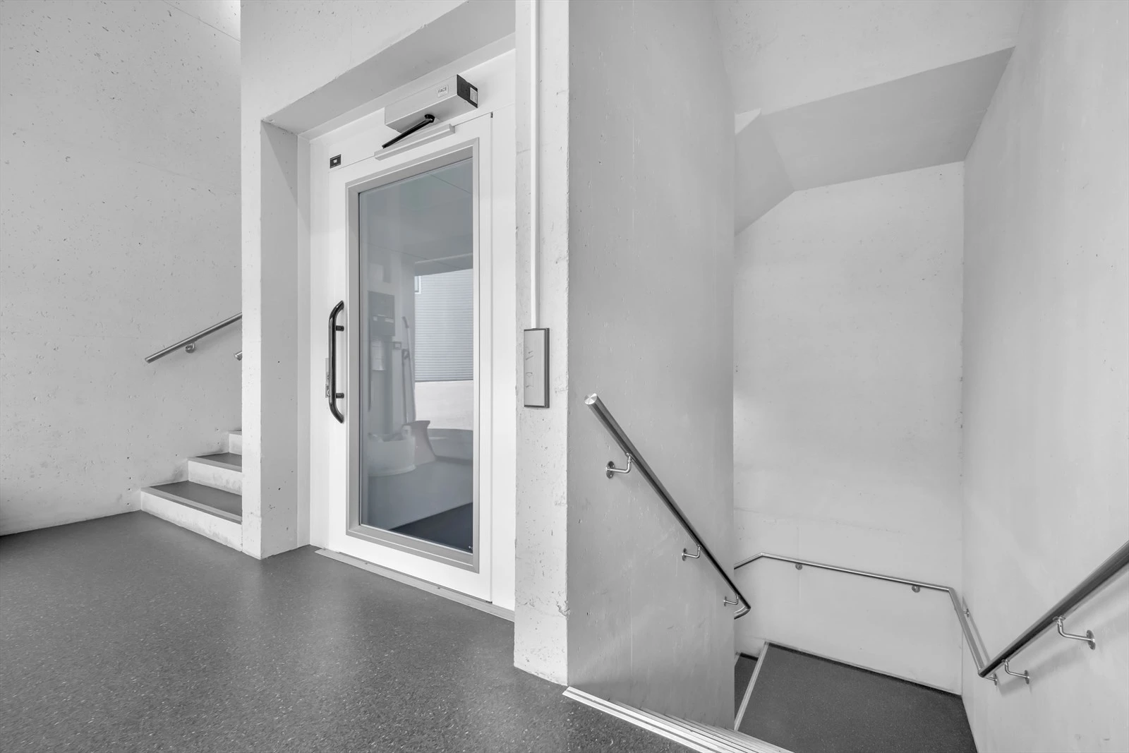Trappegang med heis Galleribilde