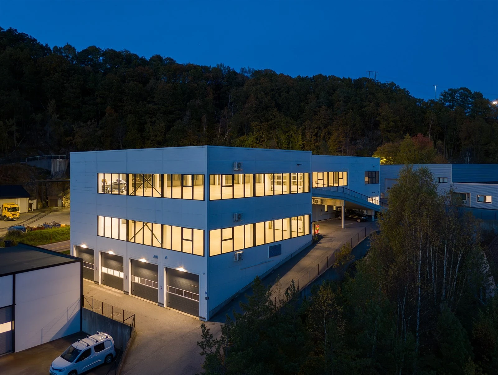 Masse vinduer for profilering av produkter både på dag og kveldstid Galleribilde