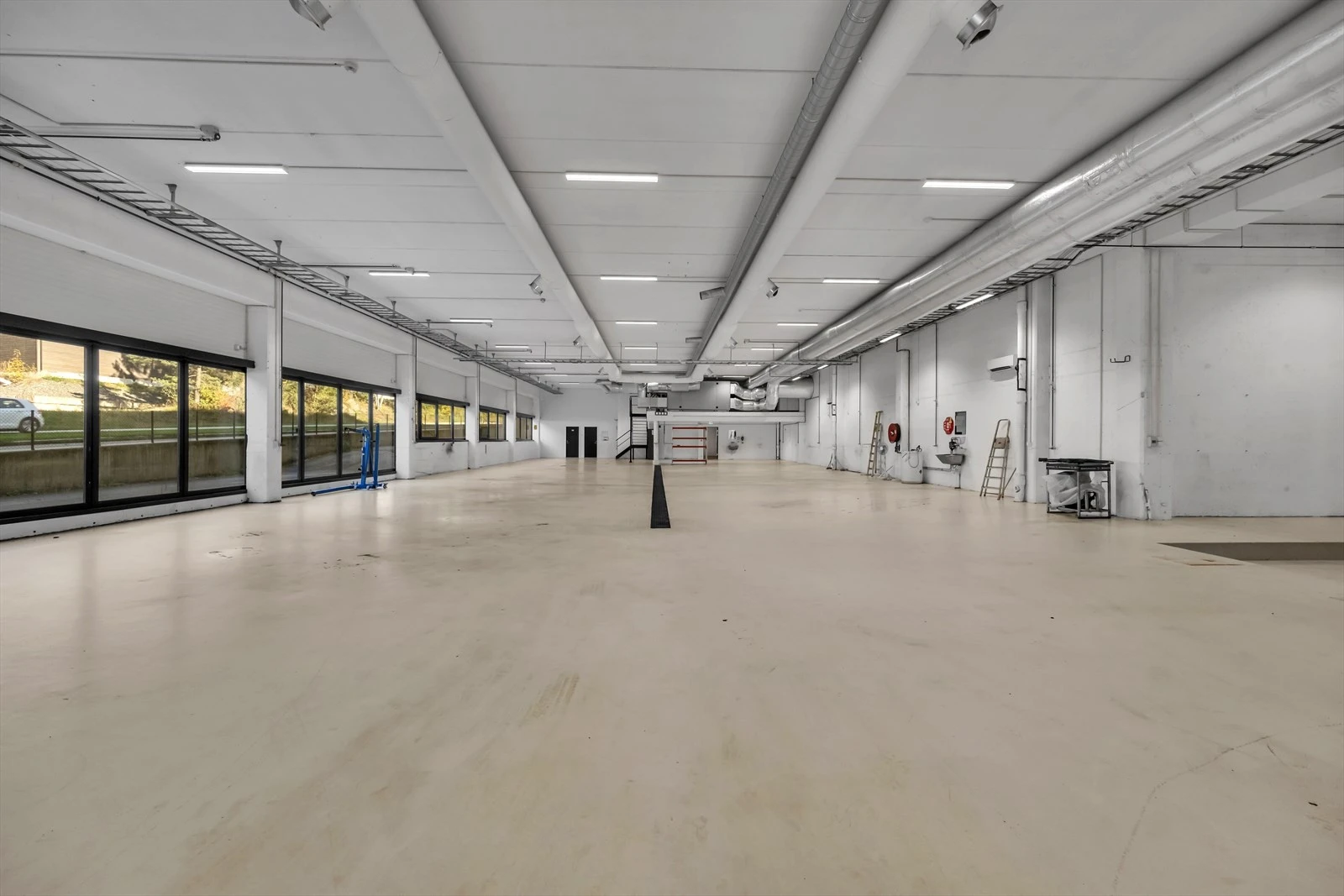 1 etasje med slukrist, mesanin med hovedtavle og ventilasjon for etasjen Galleribilde