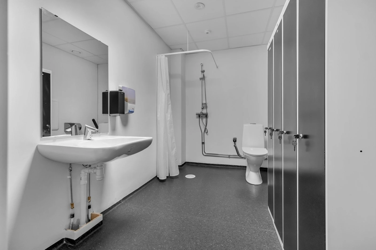 Toalett med garderobeskap og dusj Galleribilde