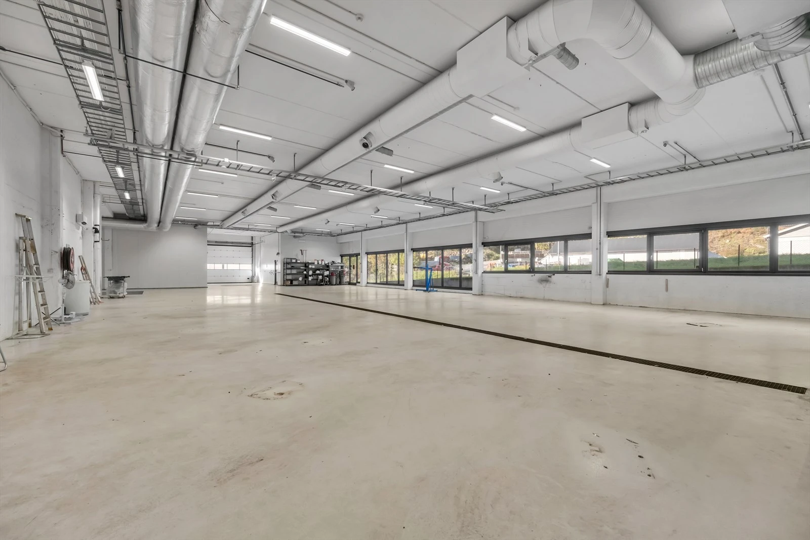 1 etasje med port og store vindusflater, midtmontert sluk Galleribilde