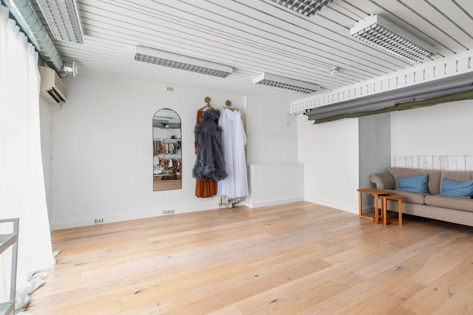 Seksjonen leies ut i dag til 4 leietagere med samlet årlig inntekt kr. kr. 153.480,- (inkludert strøm og internett). Galleribilde