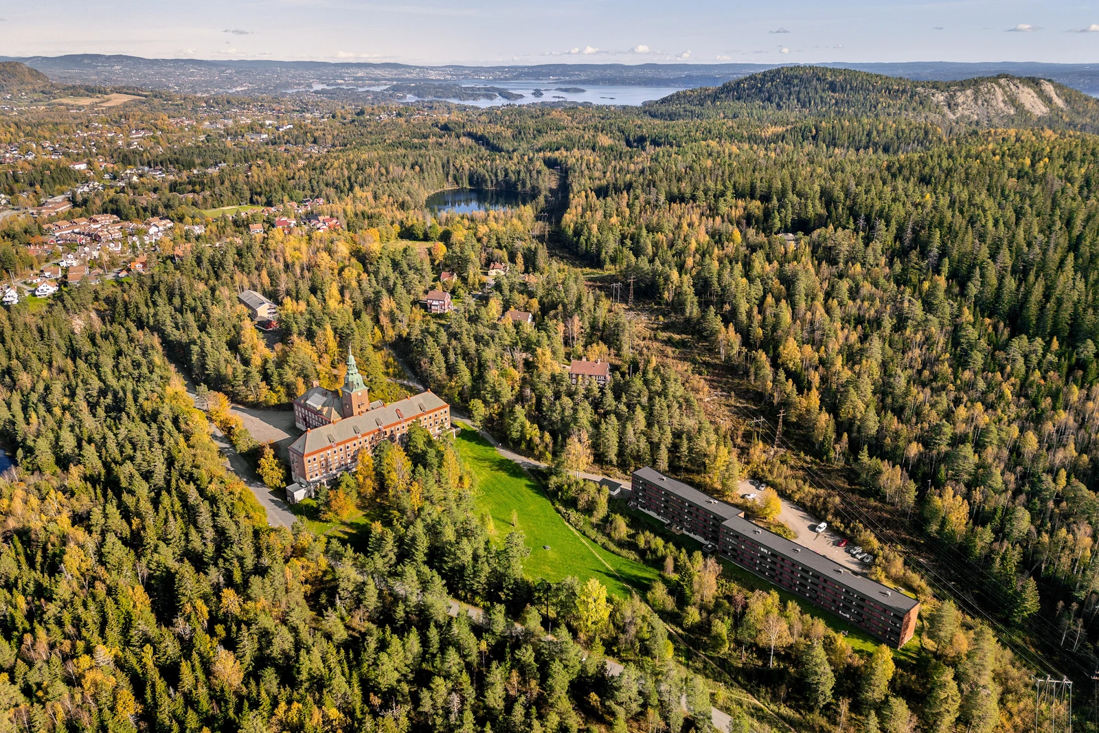 Området er bebygget med blokkbebyggelse og spredt småhusbebyggelse. Foto: Fredrik Hansson / Malling & Co Galleribilde