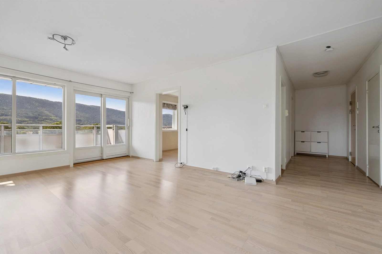 Stuen har store vindusflater, samt utgang til balkong.