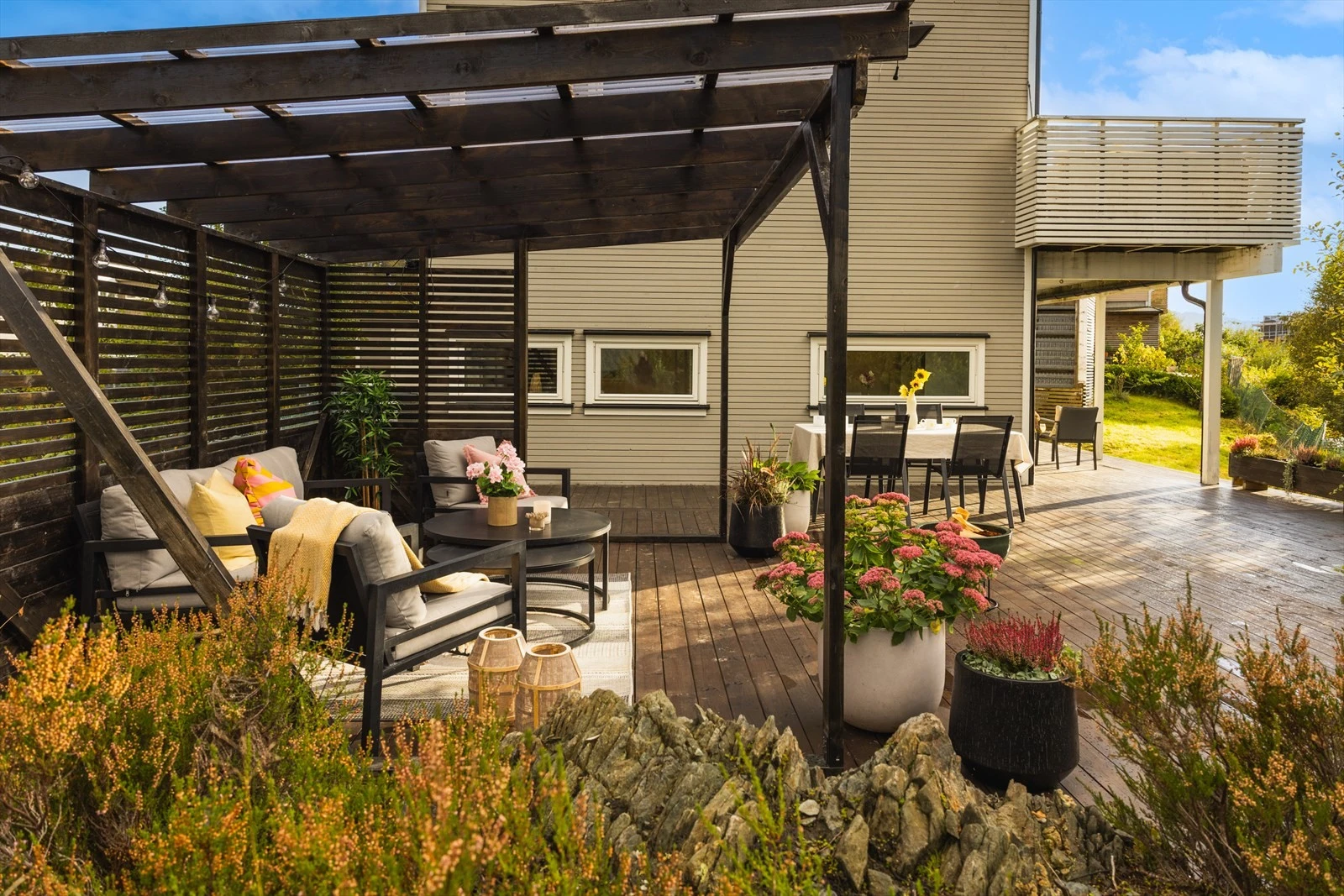 Grønne hagearealer på begge sider av huset gir gode uteområder for hele familien Galleribilde