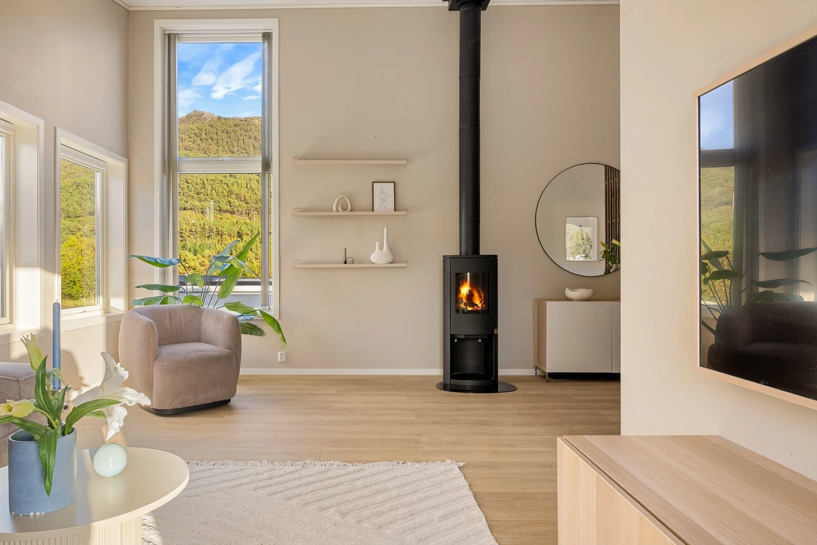 Peis og to nye varmepumper, én på hver etasje, gir både hygge og god oppvarming året rundt Galleribilde