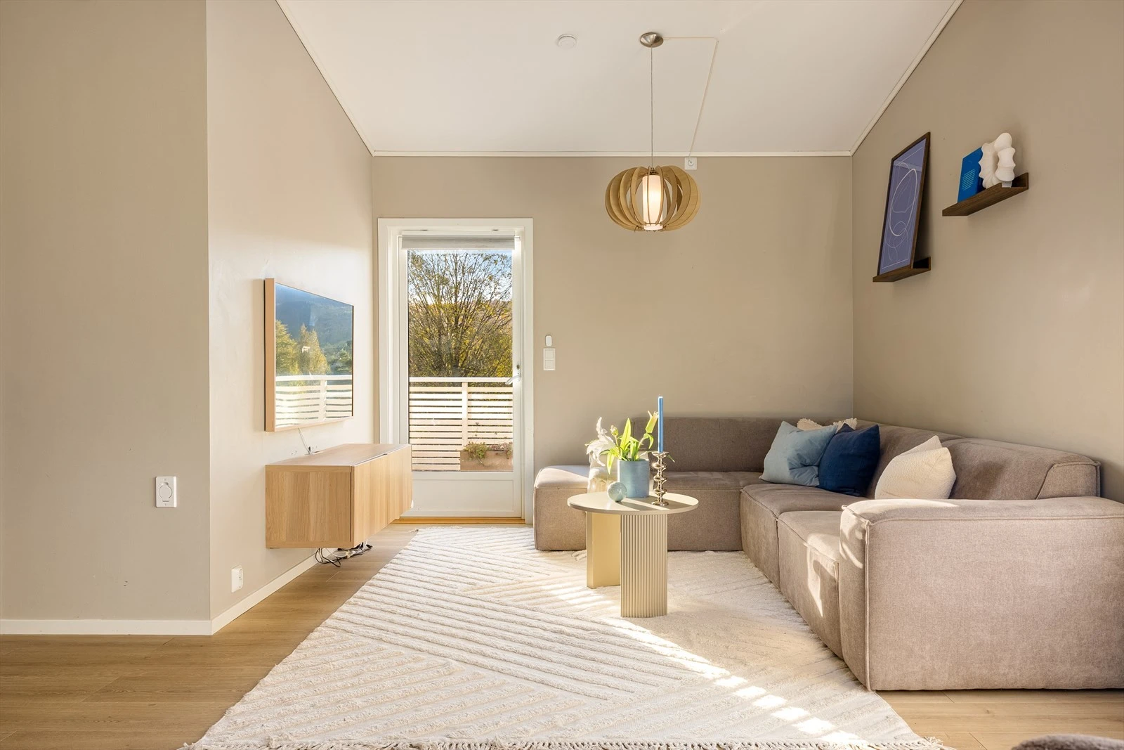 Lys stue med direkte utgang til altan på 18 kvm, en naturlig forlengelse av oppholdsrommet Galleribilde