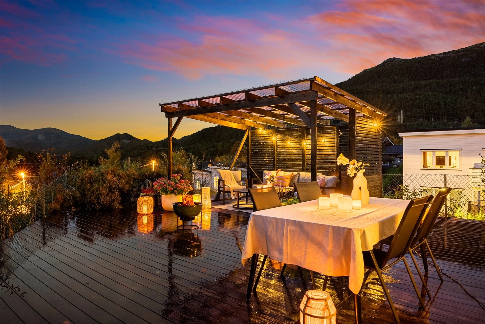 Uteområdet byr på nydelig kveldsstemning med lys, utsikt og god plass til både lounge og spiseplass Galleribilde