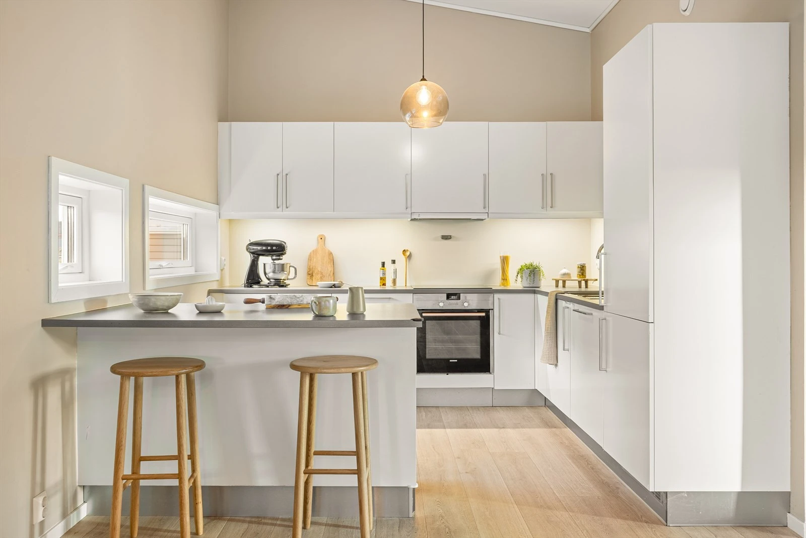 Stilrent kjøkken fra HTH med kjøkkenøy, praktisk løsning med mye arbeidsflate Galleribilde