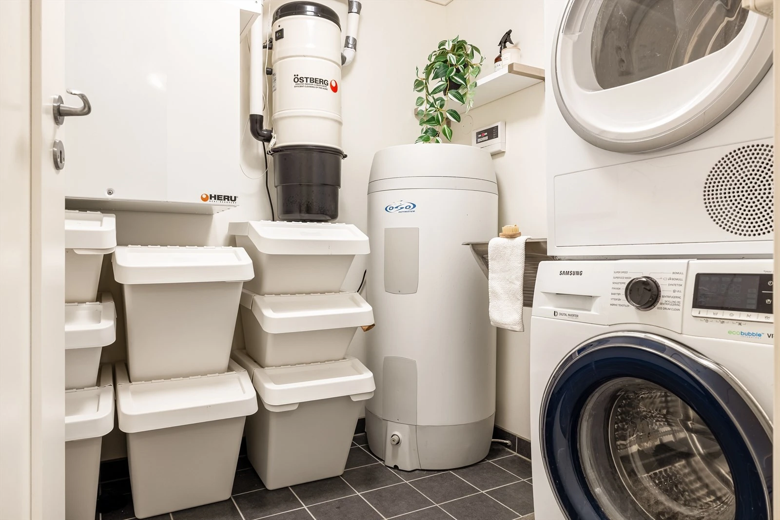 Praktisk og luftig vaskerom, en funksjonell hverdagshjelper i boligen Galleribilde