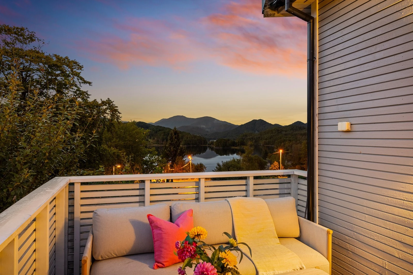 Stemningsfull altan med nydelig utsikt mot vannet - sol til den går ned på midtsommer Galleribilde