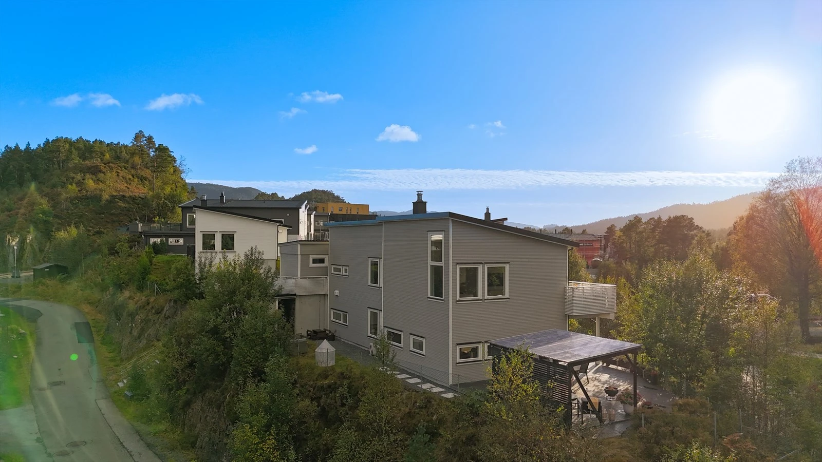 Innbydende enebolig på 189 kvm i enden av blindvei - barnevennlig med hage, solrik beliggenhet og flott utsikt Galleribilde