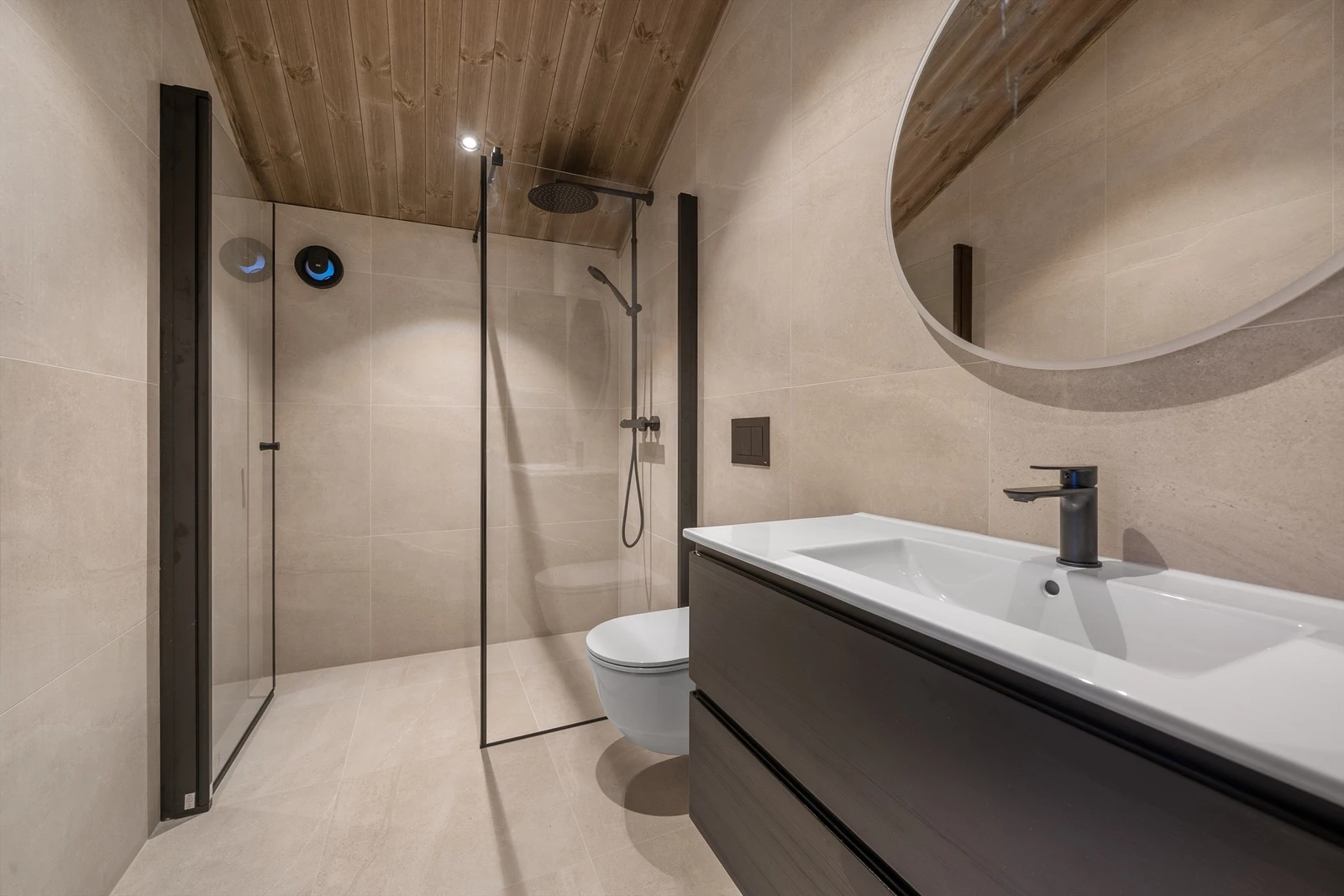 Badet i 2. etg. Vegghengt toalett, servant med skuffer og høyskap. Dusjhjørne. Galleribilde