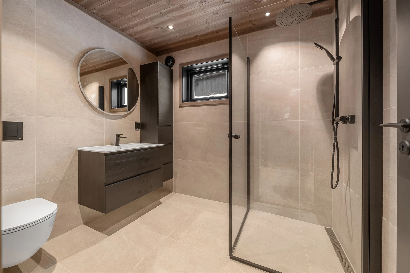 - Badet i 1. etg. Vegghengt toalett, servant med skuffer og høyskap. Dusjhjørne. Galleribilde