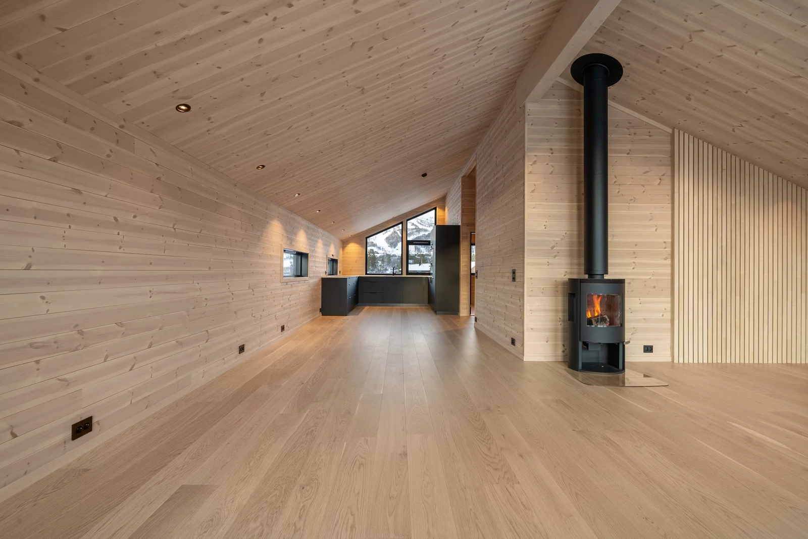 Stue og kjøkken med utsikten mot skisenteret. Galleribilde