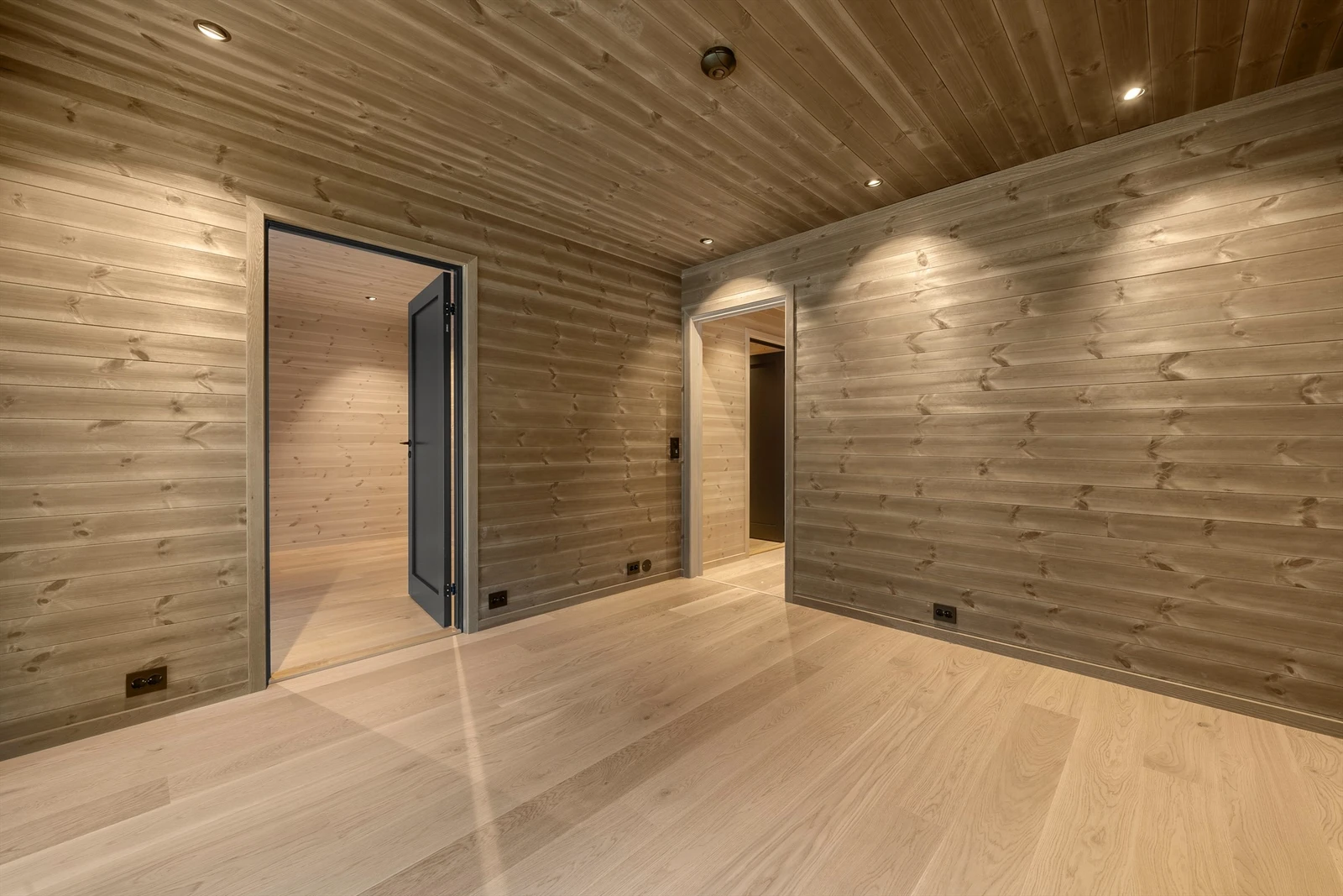 Tv-stue med utgang til solrik terrasse. Soverom til venstre. Galleribilde