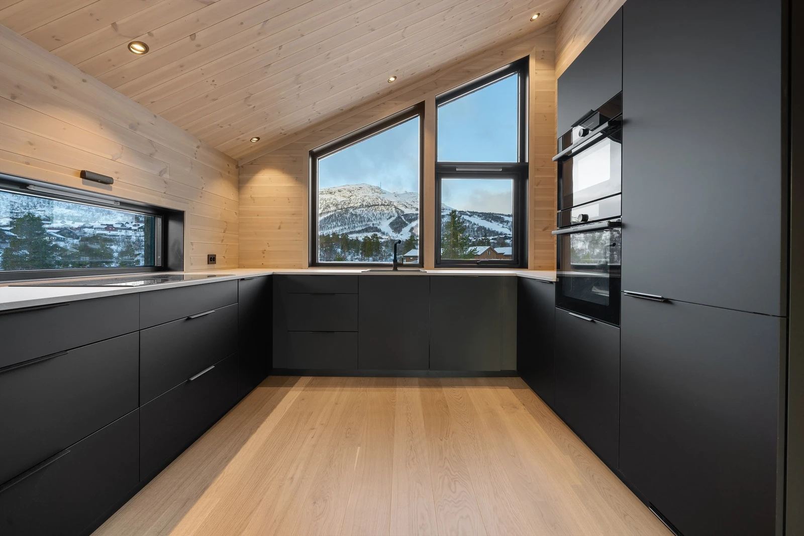 Kjøkken med godt med skap og benkplass. Utsikt til skisenteret. Koketopp med integrert vifte. Galleribilde