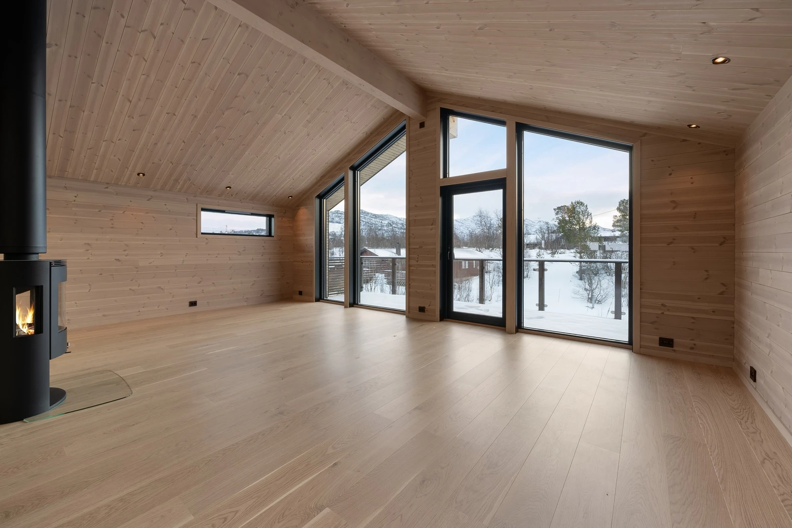 Stue med god takhøyde og flott utsikt. Peisovn. Galleribilde