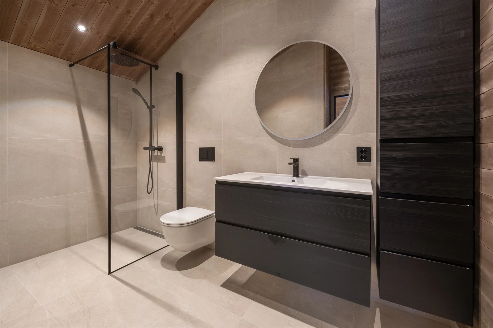 Badet i 2. etg. Vegghengt toalett, servant med skuffer og høyskap. Dusjhjørne. Galleribilde